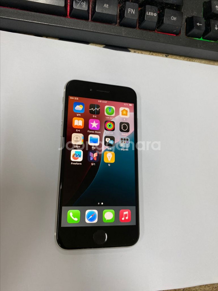 아이폰SE2 화이트 A급 64GB 무잔상 배터리94%--1