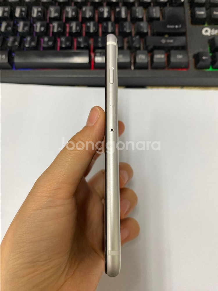 아이폰SE2 화이트 A급 64GB 무잔상 배터리94%--6