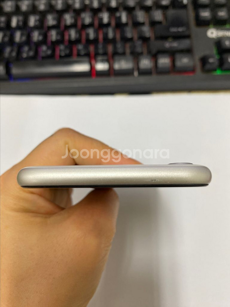 아이폰SE2 화이트 A급 64GB 무잔상 배터리94%--5