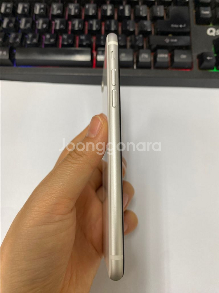 아이폰SE2 화이트 A급 128GB 무잔상--4