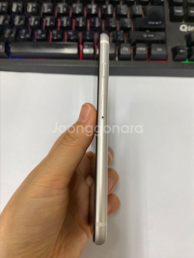 아이폰SE2 화이트 A급 128GB 무잔상--6