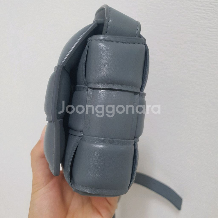 보테가베네타 패딩 카세트백--1