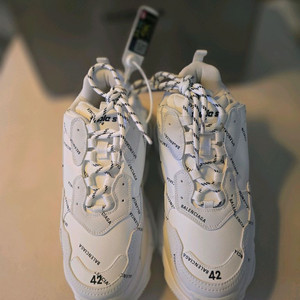 멀티로고 트리플s 42사이즈