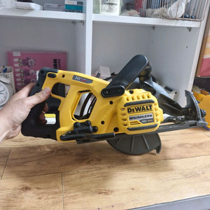 디월트충전원형톱DCS577X1 충전스킬 웜쏘 미사용제품