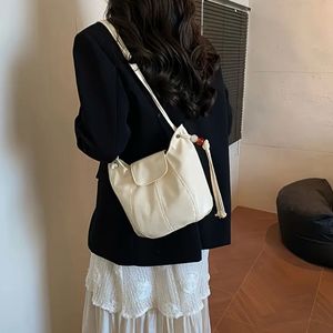 아이보리 가죽 크로스백 버킷백