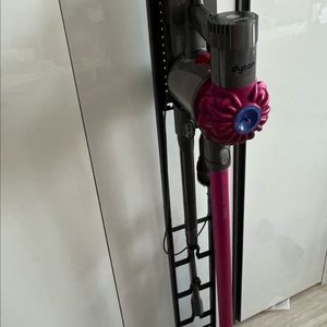 핑크색 다이슨 V6 모터헤드+ 무선청소기 + 거치대 포