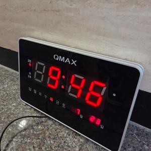 QMAX 벽걸이 디지털 시계 무료배송