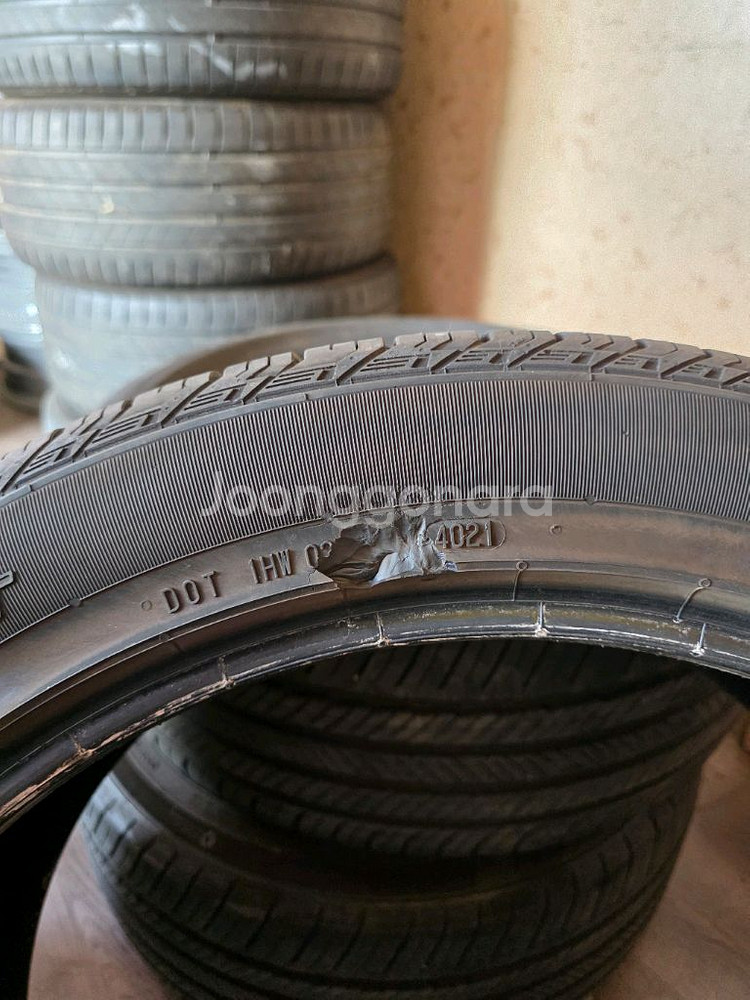 콘티넨탈 255/45R20 타이어 1개--1