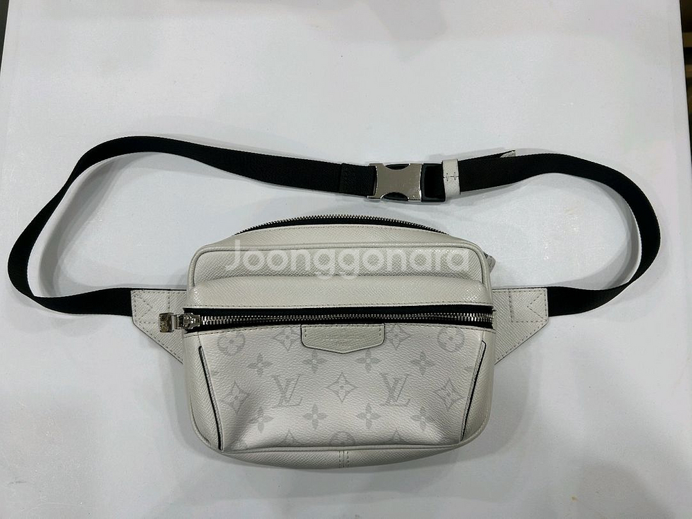 루이비통 아웃도어 범백 화이트 M30247--0