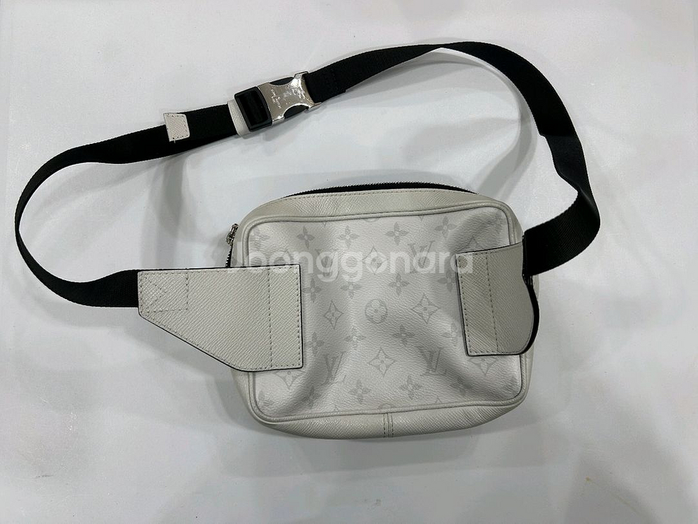 루이비통 아웃도어 범백 화이트 M30247--1