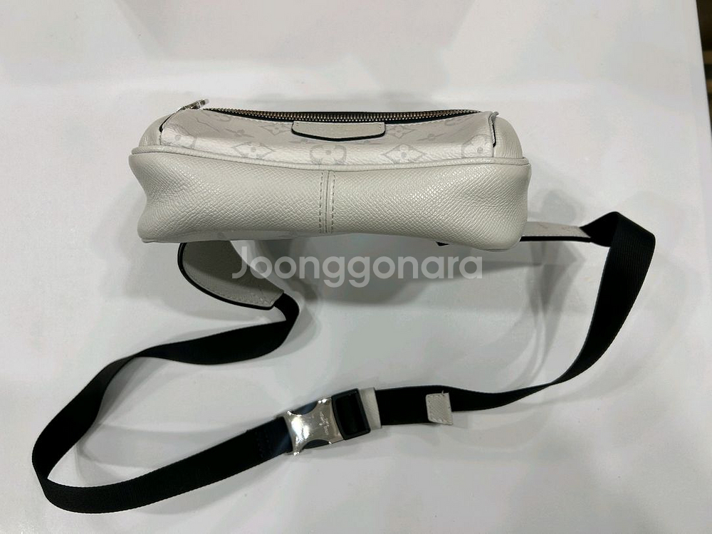 루이비통 아웃도어 범백 화이트 M30247--3