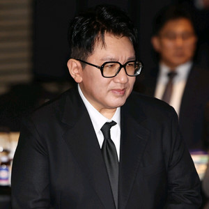 방시혁 안경 뿔테 자크마리마지 젠틀몬스터 베카 KC01
