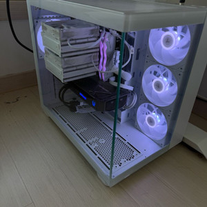 화이트 게이밍 PC( 9600X/RTX 5070)