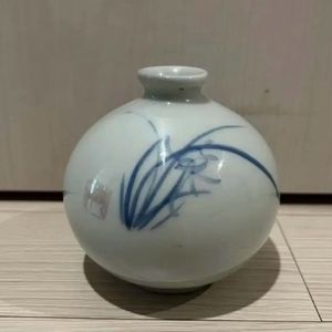 청화백자 난초문 도자기