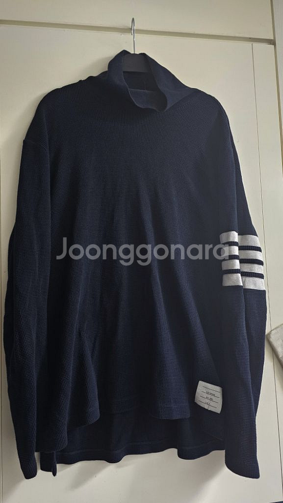 톰브라운 네이비 터틀넥 5사이즈 팝니다--0