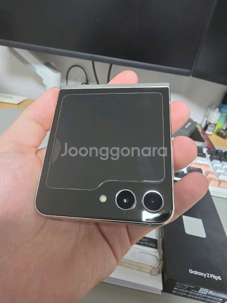 갤럭시 Z Flip5 플립5 256GB 팝니다--2