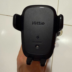아이오티 iotti 차량용 노터치 센서 무선충전 거치대