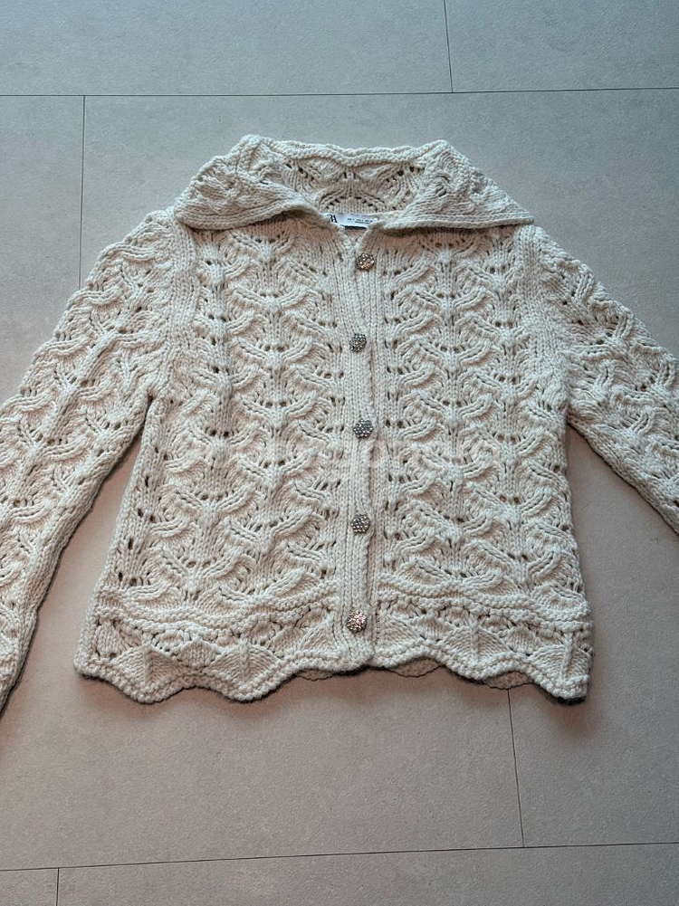 자라 아이보리 큐빅 단추 니트 가디건 zara--3