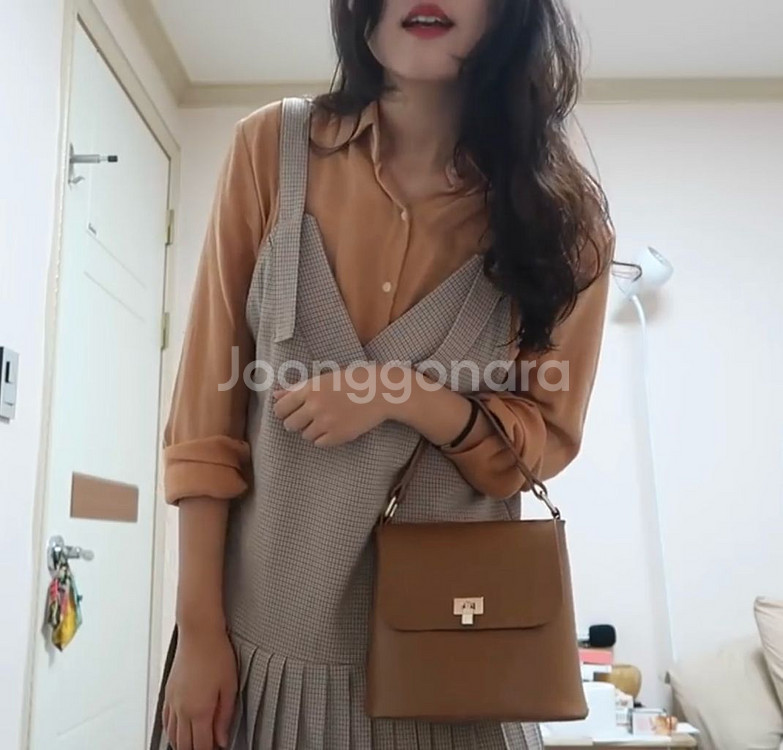 피치글로우 브라운 골드 버클 가방 지그재그--1
