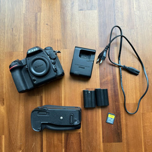 니콘 D500과 세로그립, 배터리, SD카드 판매합니다