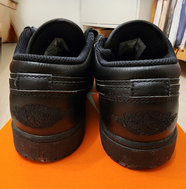 Air Jordan 1 Low Triple Black 이미지