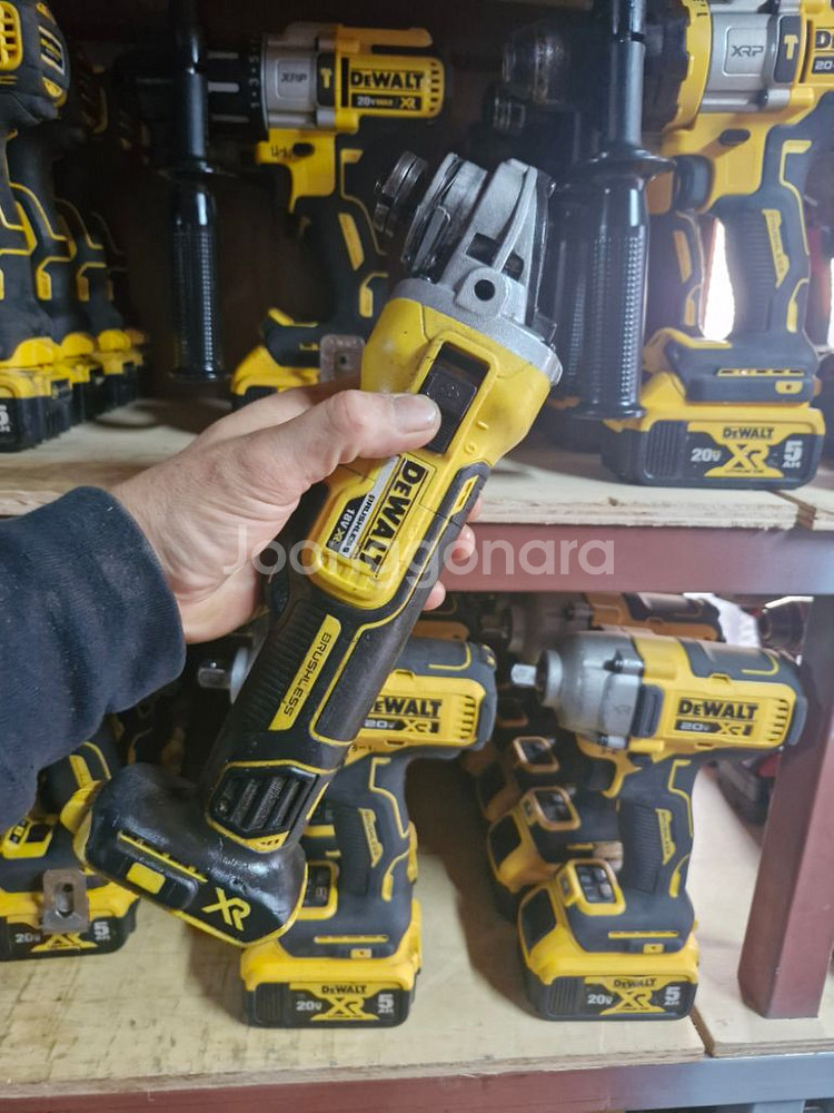 디월트충전그라인더 DCG405N 5인치 본체만 상태최상--0