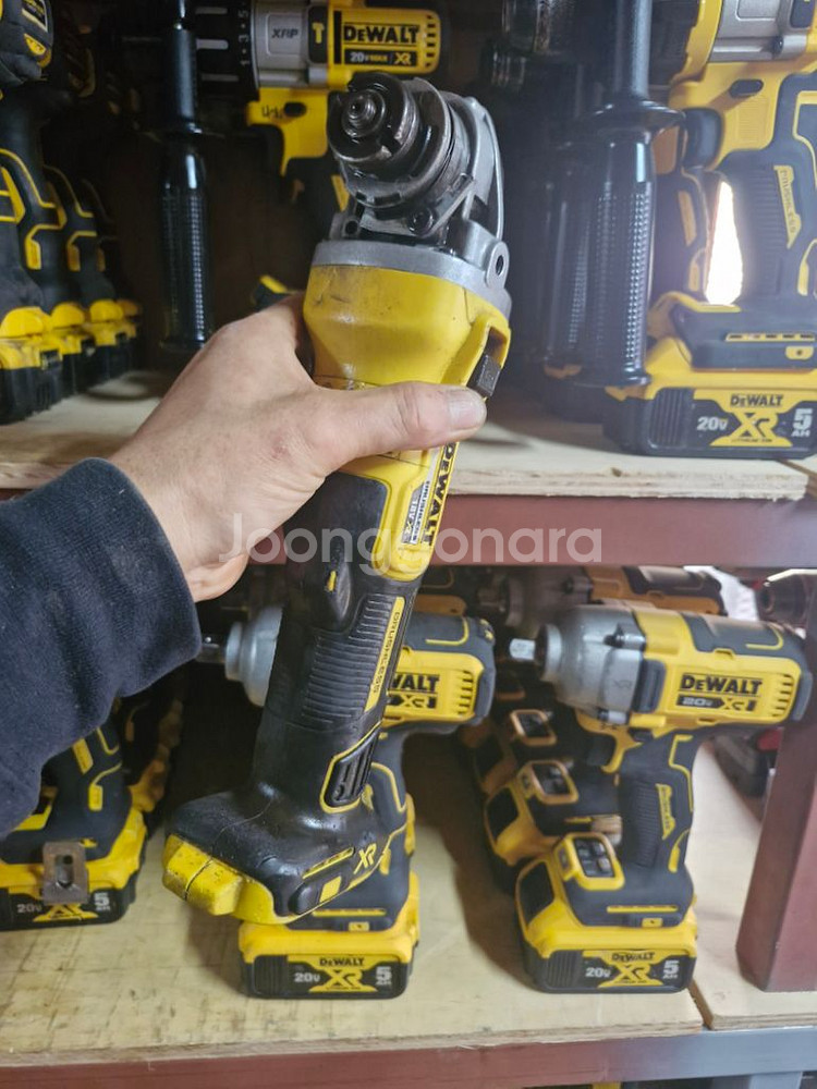 디월트충전그라인더 DCG405N 5인치 본체만 상태최상--1