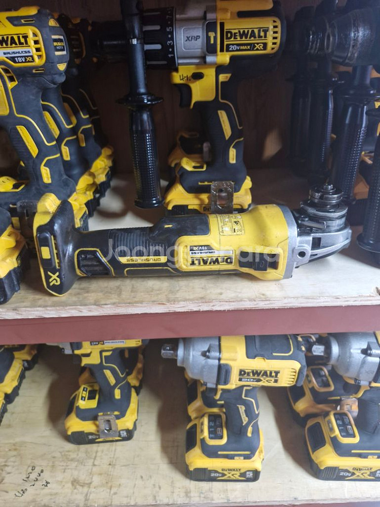 디월트충전그라인더 DCG405N 5인치 본체만 상태최상--2