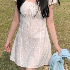 쇼퍼랜드 무이퍼프 리본 펀칭 자수 미니원피스