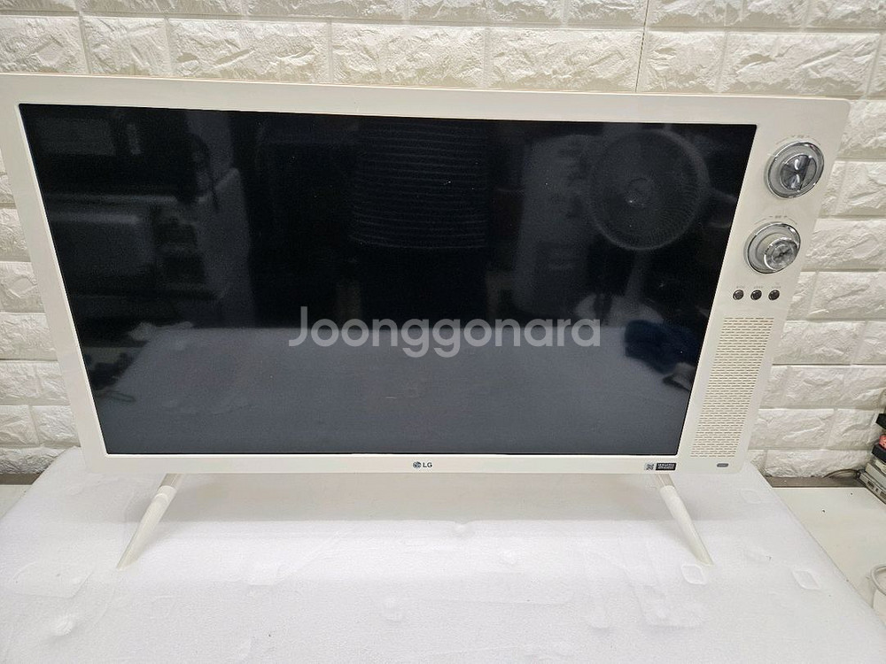 부품용 LG 32인치 레트로 TV 입니다--0