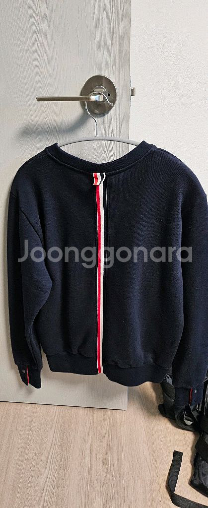 톰브라운 맨투맨 팝니다--0