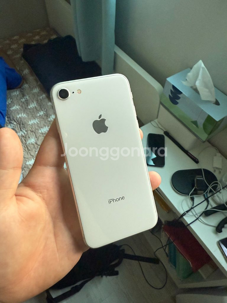아이폰8 화이트 64gb 판매합니다--0