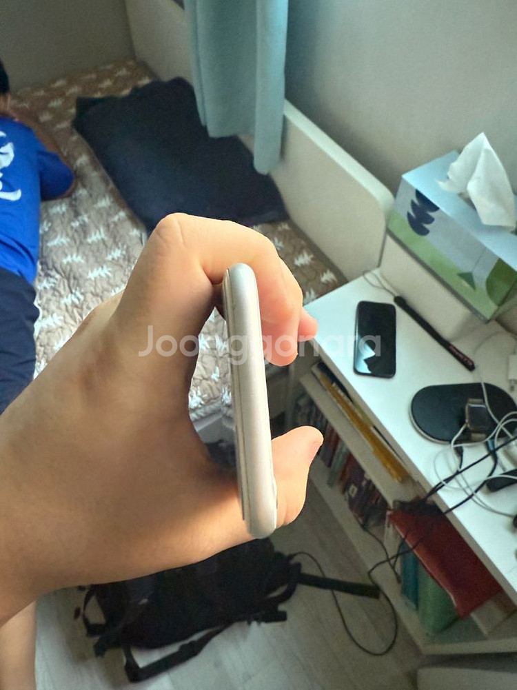 아이폰8 화이트 64gb 판매합니다--4