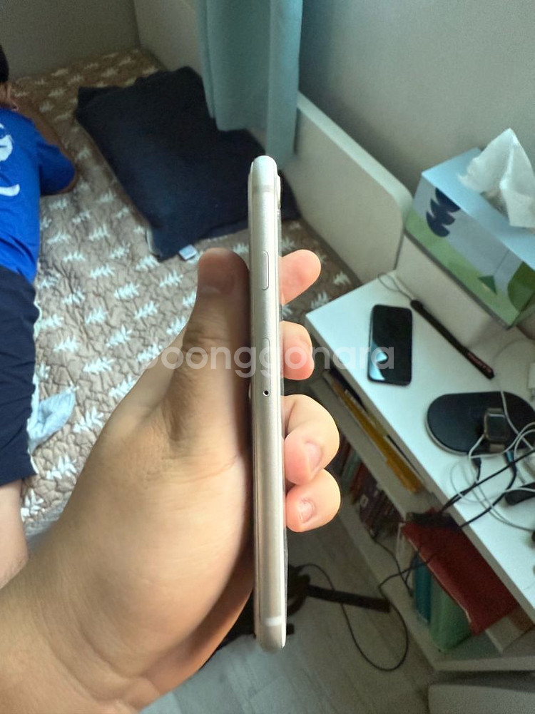 아이폰8 화이트 64gb 판매합니다--3