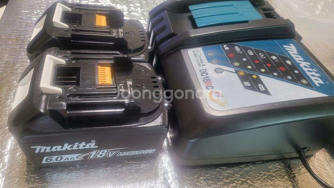 마끼다 6암페어 배터리 2개와 고속충전기1개--2