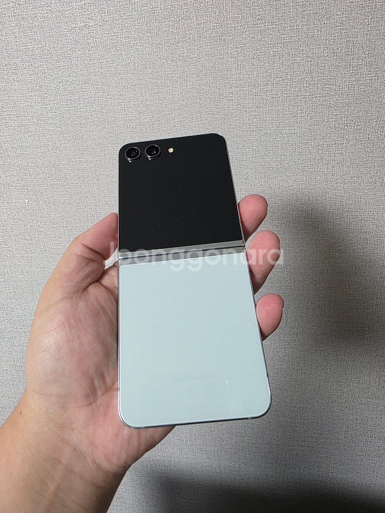 갤럭시 Z플립5 민트 256기가 A급 팝니다.--1