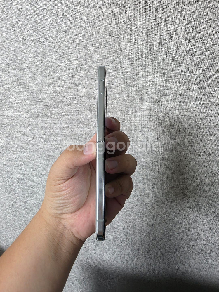 갤럭시 Z플립5 민트 256기가 A급 팝니다.--3