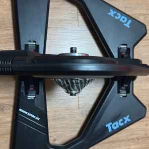 TacX 네오 2T 스마트 트레이너 팝니다.
