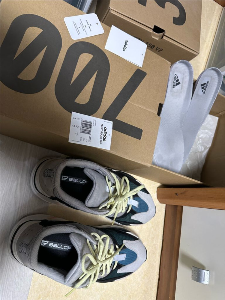 (260)이지부스트700 OG 웨이브러너 이미지