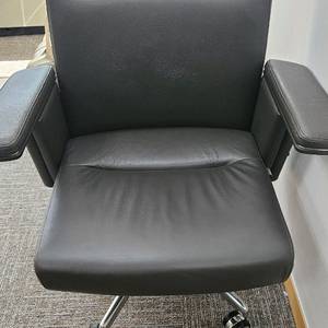 퍼시스 마르쿠스 CH3600 의자(정가 200 만원 이