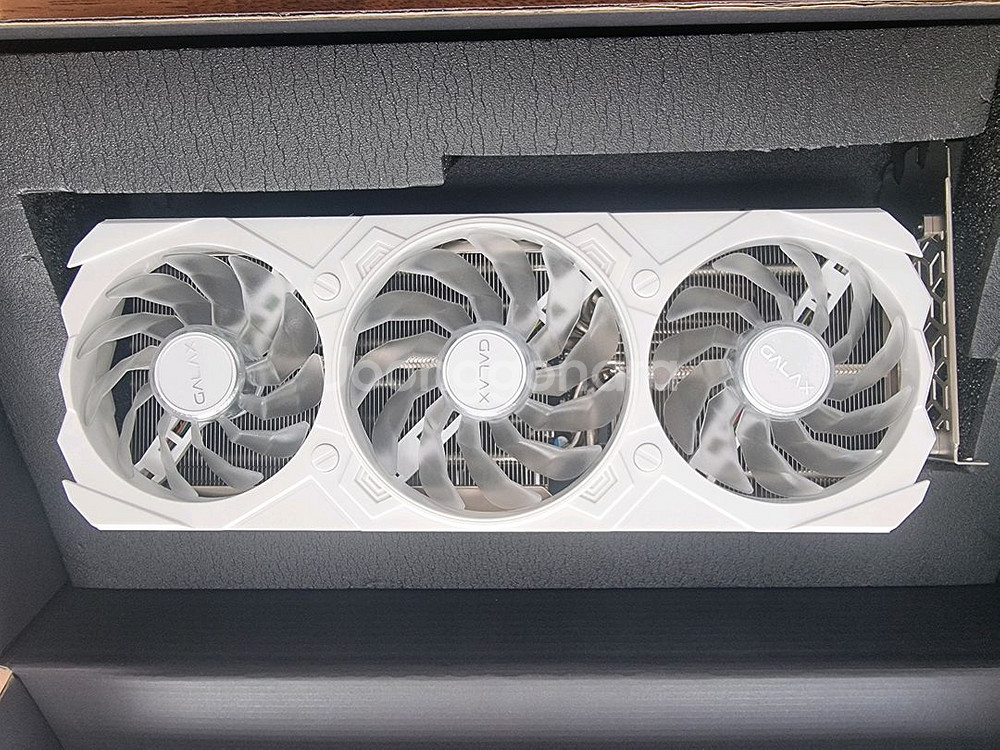 RTX 4070 Ti SUPER WHITE 그래픽카드--2
