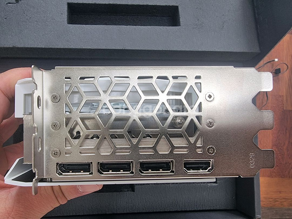 RTX 4070 Ti SUPER WHITE 그래픽카드--6