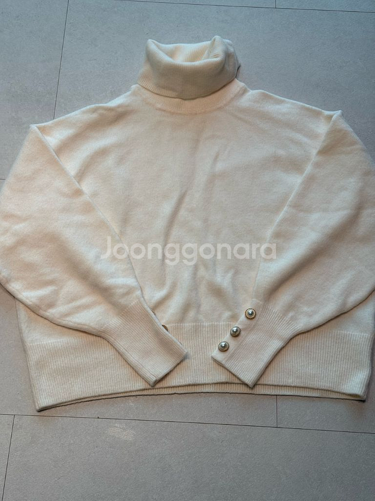 H&M 아이보리 진주 단추 목폴라 니트--0