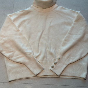 H&M 아이보리 진주 단추 목폴라 니트