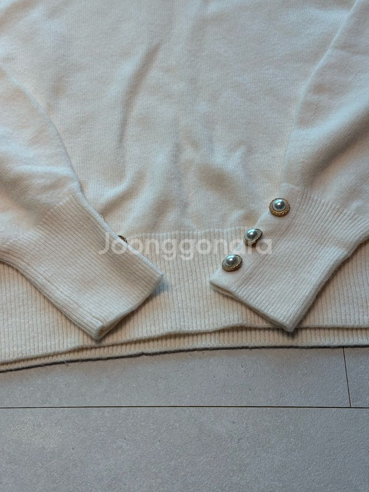 H&M 아이보리 진주 단추 목폴라 니트--1