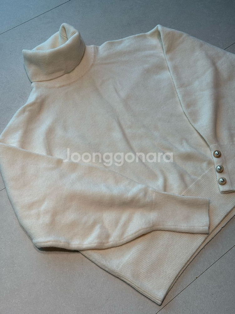 H&M 아이보리 진주 단추 목폴라 니트--2