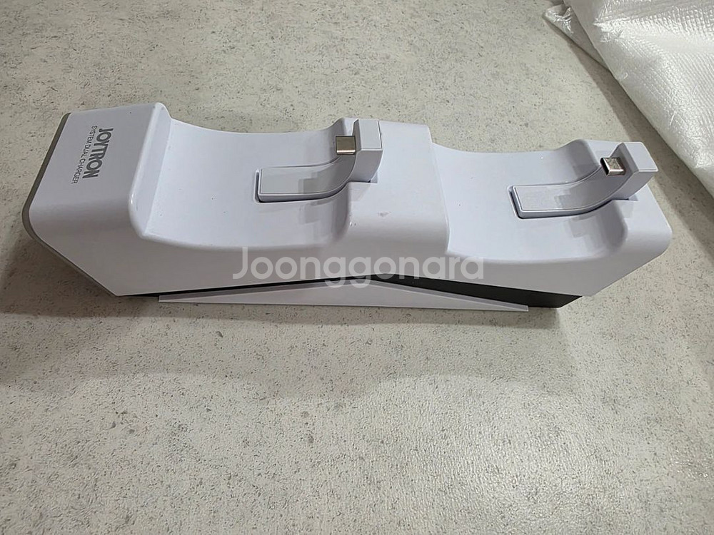 ps5 듀얼센스 충전거치대(조이트론)--1