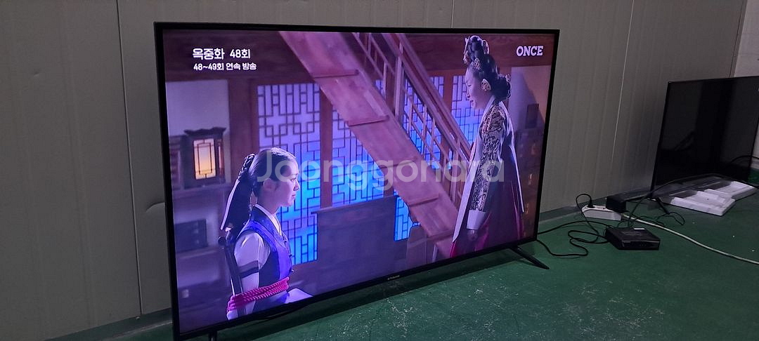 4167 폴라노이드 55인치 스탠드 UHD+LED TV--1