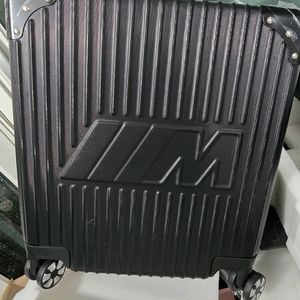 BMW 블랙색상 기내용 캐리어 팝니다