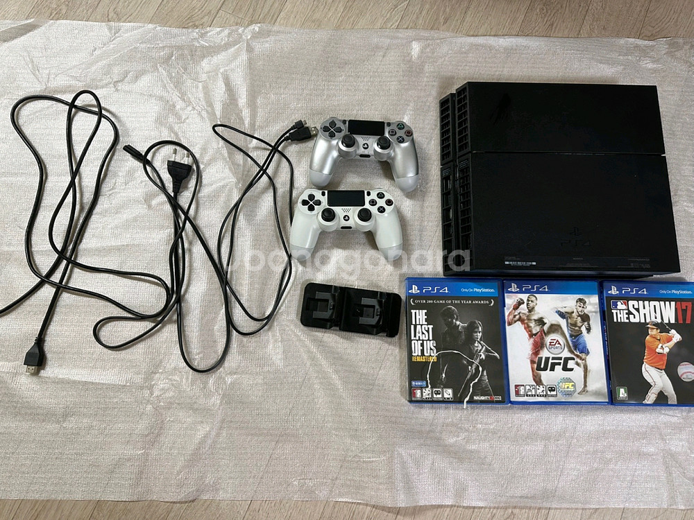 ps4본체+듀얼쇼크2개+타이틀3개+거치대--0